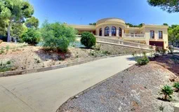 Detached Villa in Paguera - Villa Approach