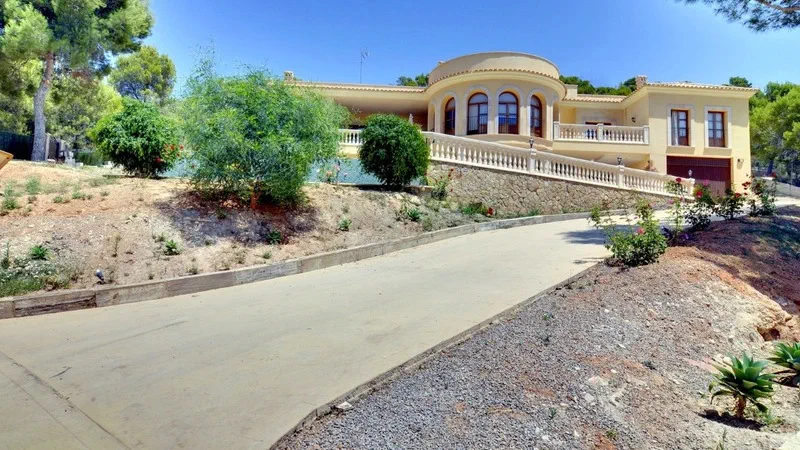 Detached Villa in Paguera - Villa Approach