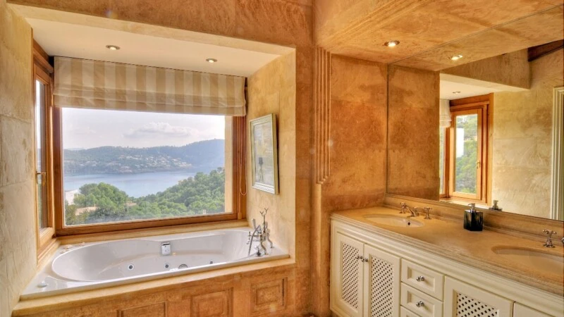 Villa in Camp de Mar - Bathroom with sea views