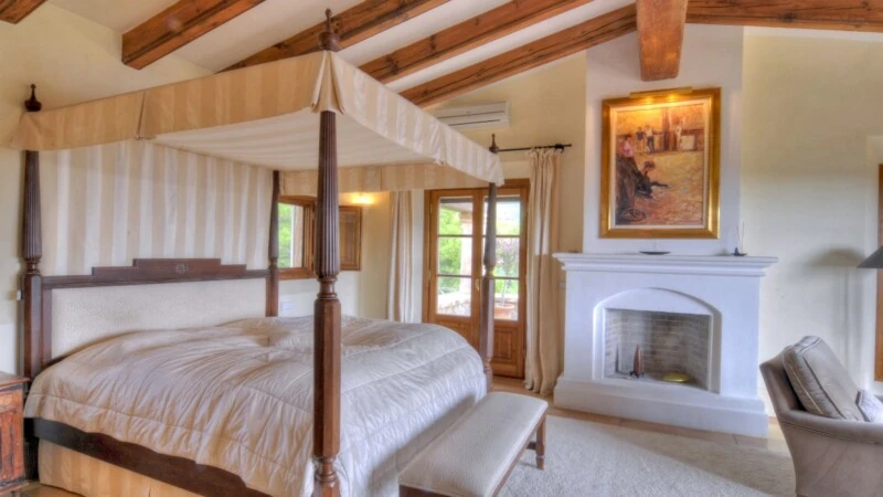 Villa in Camp de Mar - Bedroom with fireplace