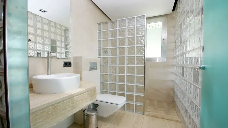 Villa in Alcanada - Guest Bathroom