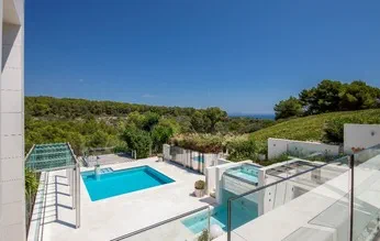 Villa in Sol de Mallorca - Pool terrace and green zone