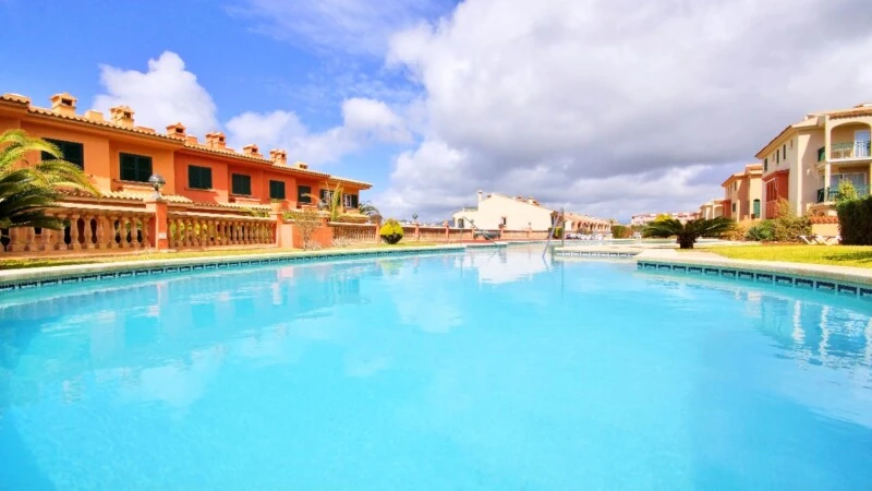 Garden Apartment in Port Adriano - Swimming pool and garden 1