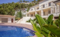 Villa in Son Vida - Pool and Building view