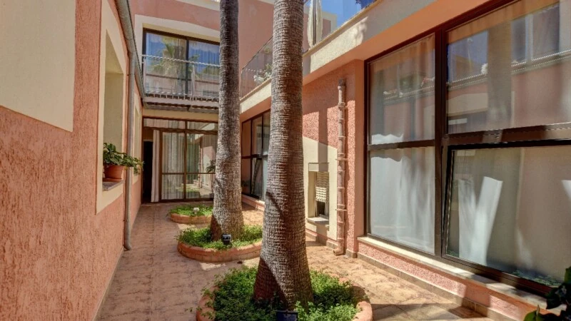 Villa in Santa Ponsa - Interior patio with palm trees