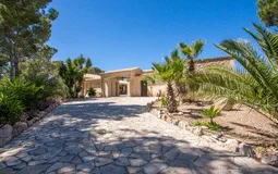 Villa in Puerto Andratx - property entrance and ramp