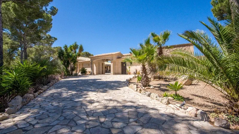 Villa in Puerto Andratx - property entrance and ramp