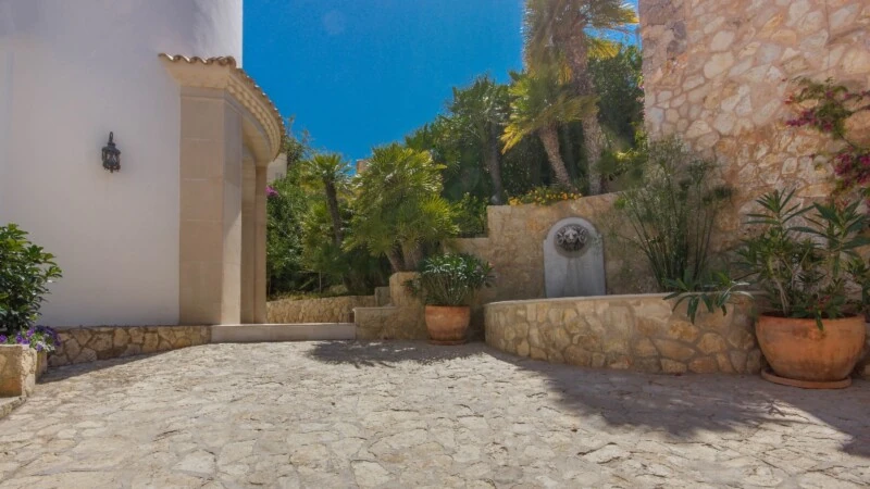 Villa in La Mola - Courtyard and building entrance