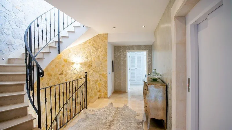 Villa in Cala Llamp - Corridor and stairway to next level