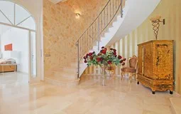 Villa in Cala Llamp - Stairway and saloon