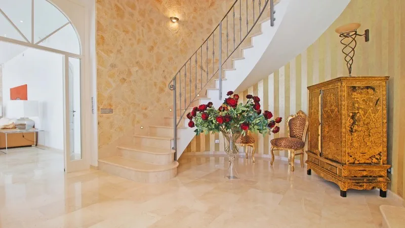 Villa in Cala Llamp - Stairway and saloon