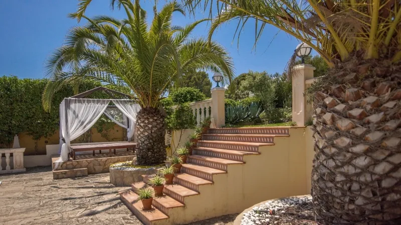 Villa in Mallorca - Garden stairway to upper level