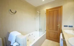 Villa in Costa de la Calma - Master bathroom en-suite