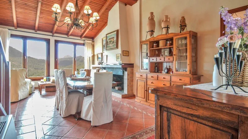 Finca in Esporles - Entrance hall and dining