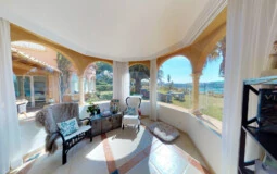 Villa in Nova Santa Ponsa - Living area with bay window and sea views