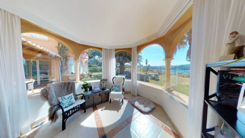 Villa in Nova Santa Ponsa - Living area with bay window and sea views