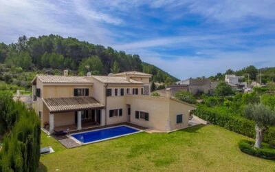 Detached Villa in Capdellà - Garden and building view