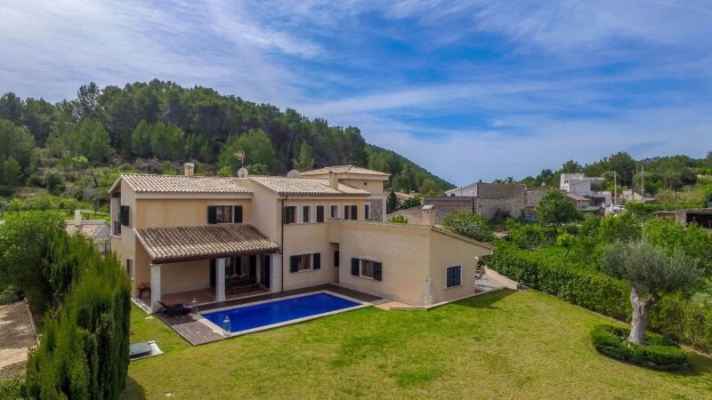 Detached Villa in Capdellà - Garden and building view