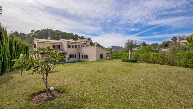 Detached Villa in Capdellà - Garden and building