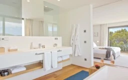 Mansion in Camp de Mar - Bedroom 1 bathroom1