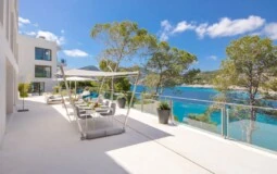 Mansion in Camp de Mar - Guest dining and lounge with sea view