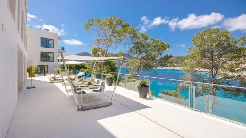 Mansion in Camp de Mar - Guest dining and lounge with sea view