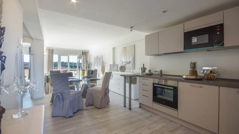 Apartment in El Toro - Port Adriano - Kitchen and Living area