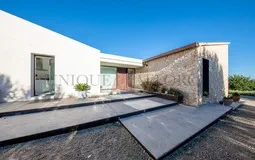 Finca in Ariany - Building entrance