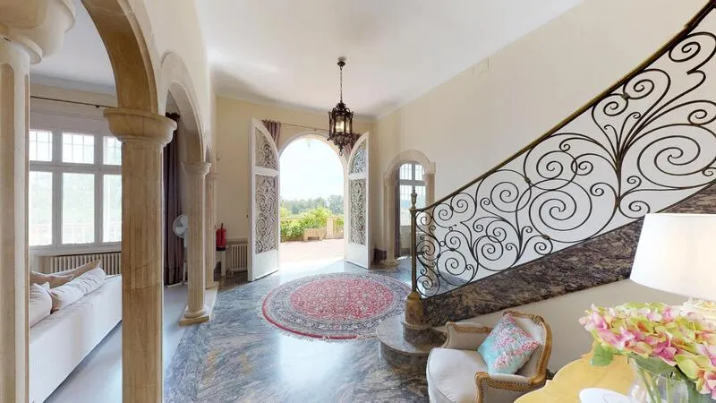 Villa in Son Rapinya - Hallway and sweeping stairs