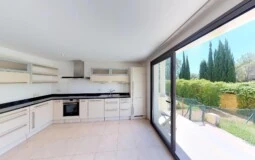 Garden Apartment in Nova Santa Ponsa - Kitchen and sunny back garden
