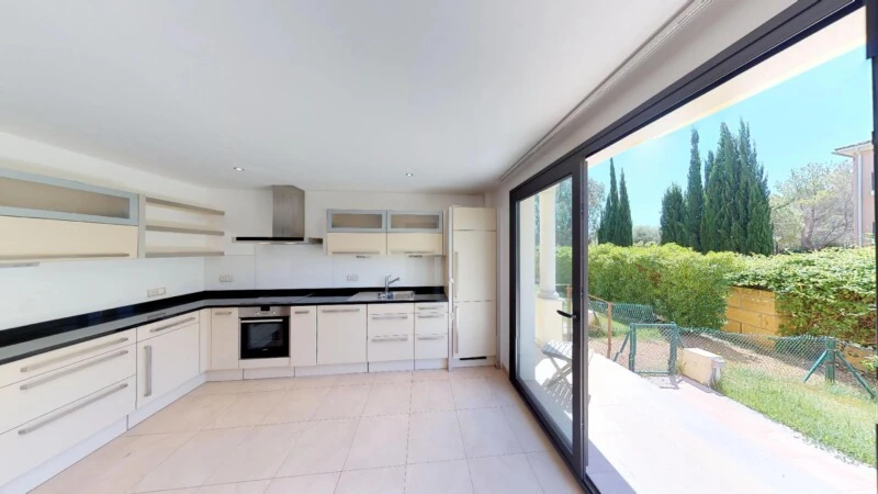 Garden Apartment in Nova Santa Ponsa - Kitchen and sunny back garden