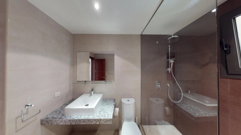 Garden Apartment in Nova Santa Ponsa - Spacious guest shower room