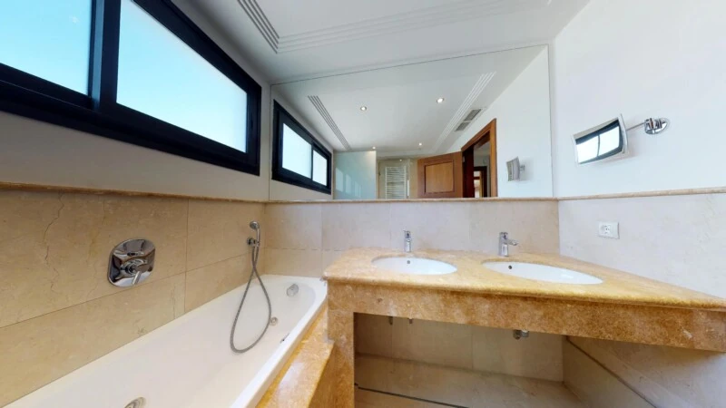Garden Apartment in Nova Santa Ponsa - Master Bathroom en-suite