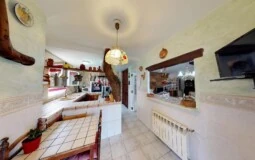 Villa in El Toro - Port Adriano - Kitchen with breakfast area and terrace access