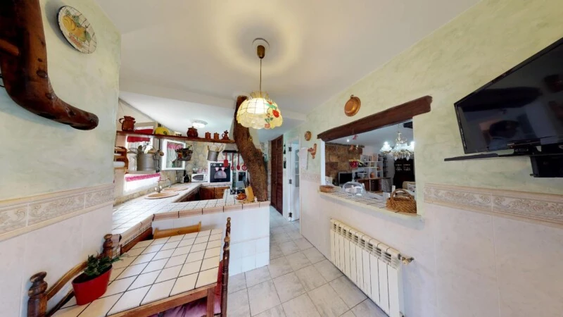 Villa in El Toro - Port Adriano - Kitchen with breakfast area and terrace access