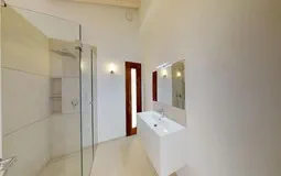 Finca in Son Gual - En-suite bathroom (2 of4)