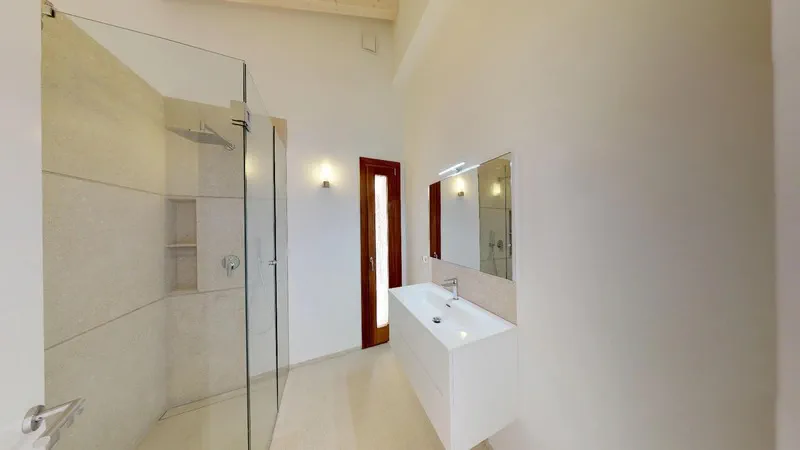 Finca in Son Gual - En-suite bathroom (2 of4)