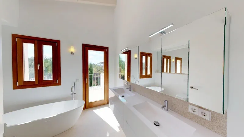 Finca in Son Gual - Master Bathroom en-suite