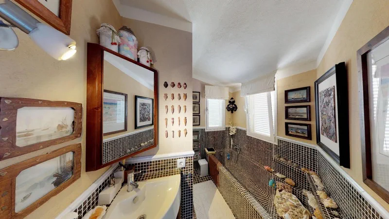 Villa in El Toro - Port Adriano - Bedroom 1 en-suite bathroom