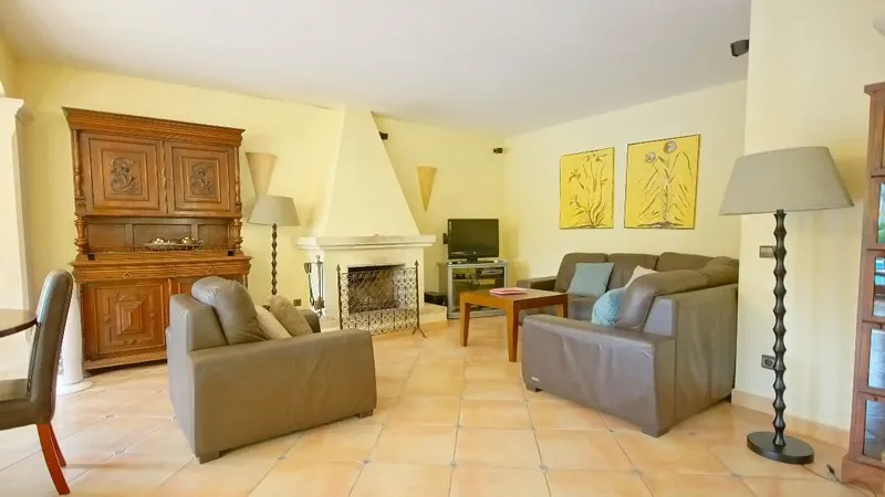 Villa in El Toro - Port Adriano - Living area with fireplace