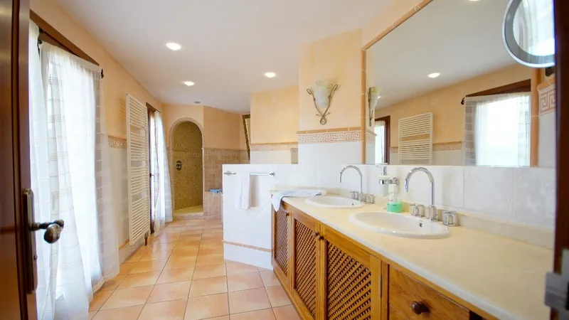 Villa in El Toro - Port Adriano - Master Bathroom en-suite