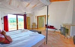 Villa in El Toro - Port Adriano - Master Bedroom with dressing area