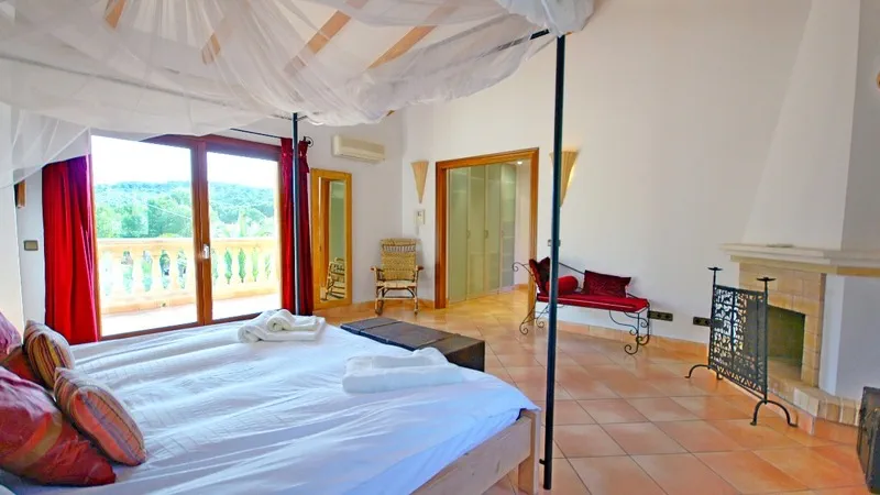 Villa in El Toro - Port Adriano - Master Bedroom with dressing area