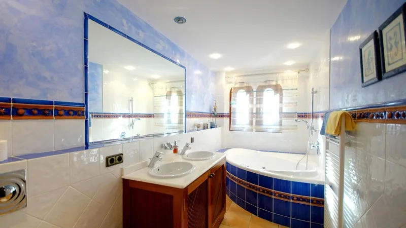 Villa in El Toro - Port Adriano - Guest Bathroom