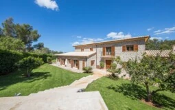 Detached Villa in Nova Santa Ponsa - Building view and courtyard