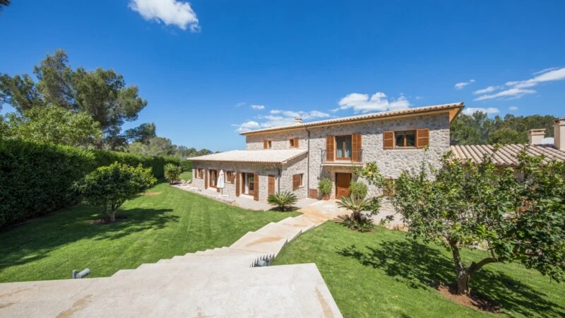 Detached Villa in Nova Santa Ponsa - Building view and courtyard