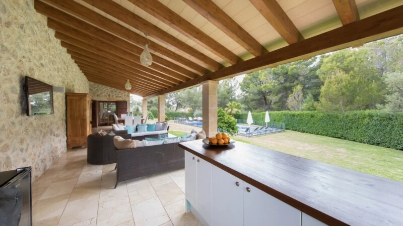 Detached Villa in Nova Santa Ponsa - Coverred terrace and garden view