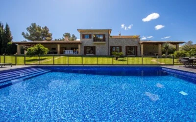Detached Villa in Nova Santa Ponsa - Pool and building