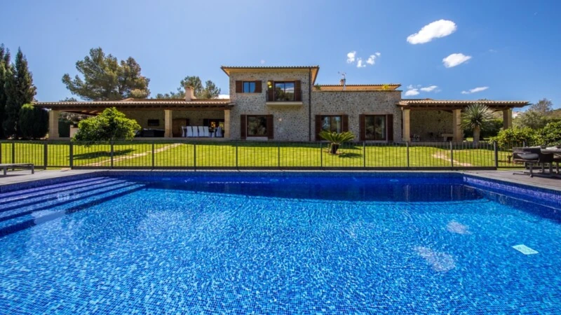 Detached Villa in Nova Santa Ponsa - Pool and building
