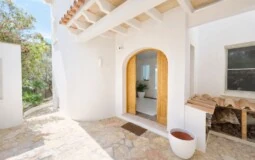 Villa in Puerto Andratx - Mediterranean villa entrance in daylight